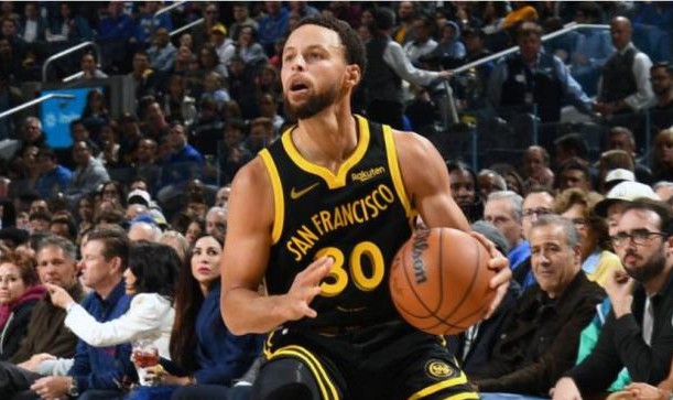 星空体育官网下载入口-扛起球队不易！库里遭遇膝盖伤势 勇士迎艰难时刻