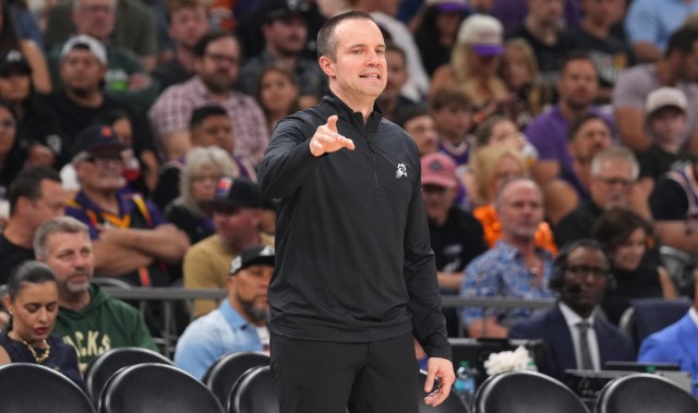 星空体育官网-奥特：大家都在为季后赛冲刺对抗很凶狠 我们必须适应这种节奏