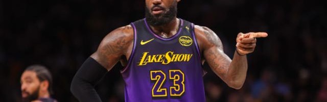 星空体育官网下载入口-詹姆斯奉献宣言式盖帽！季末冲刺湖人扼守西部前四