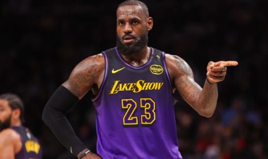 星空体育官网下载入口-詹姆斯奉献宣言式盖帽！季末冲刺湖人扼守西部前四