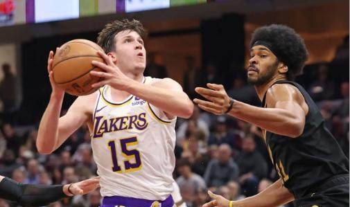 星空体育中国-冲击最佳第六人？湖人里夫斯15+6+6效率完胜保罗